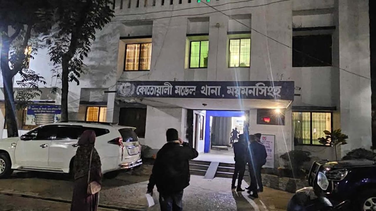 পুলিশকে কুপিয়ে হাতকড়াসহ আসামি ছিনতাই, আহত ৫