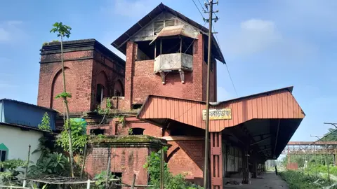 সংস্কারের অভাবে ঝুঁকিপূর্ণ কুলাউড়া জংশনের ভবনগুলো