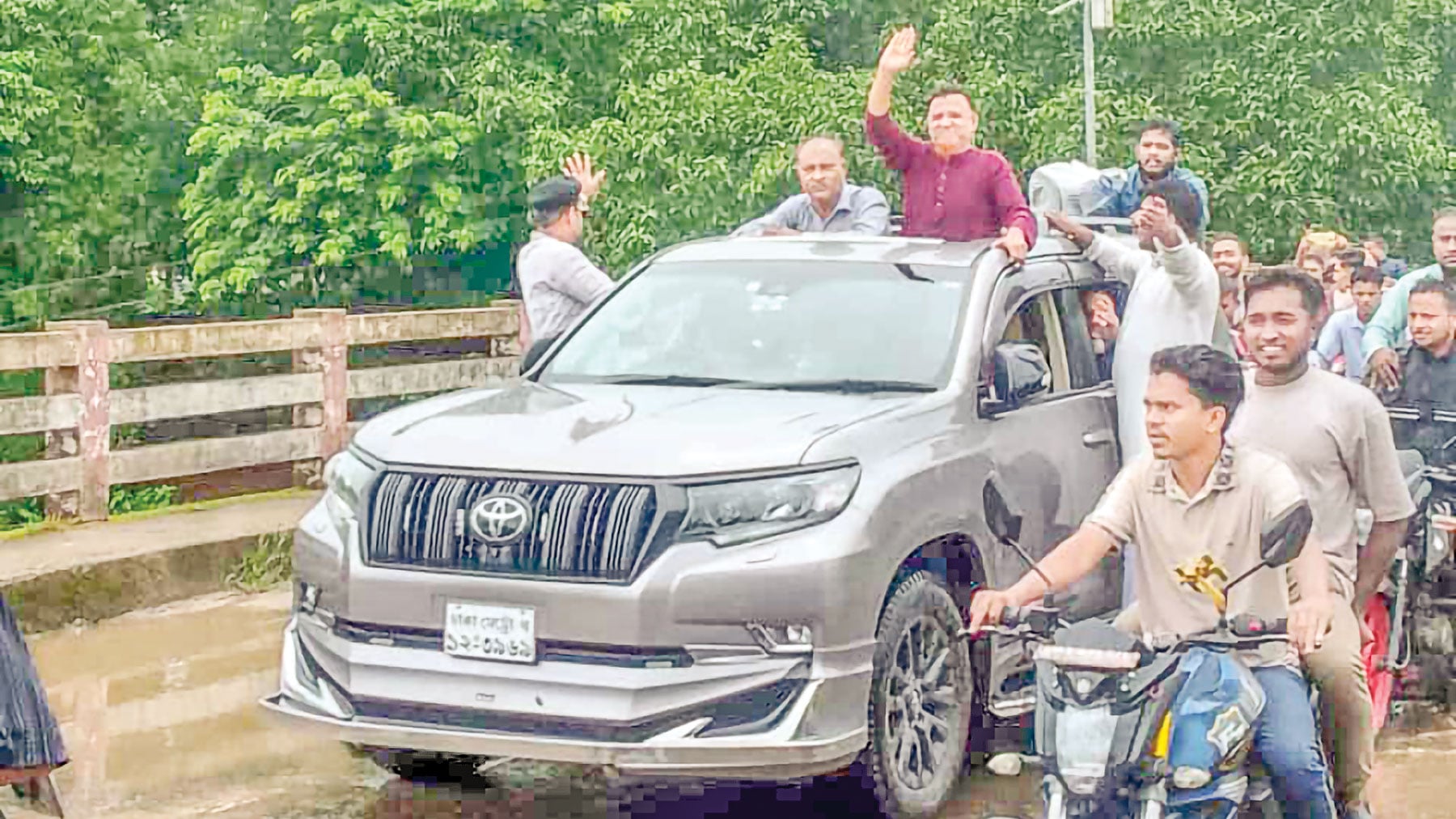 যুবলীগ সন্ত্রাসীর বিলাসী গাড়ি এখন বিএনপি নেতার কবজায়