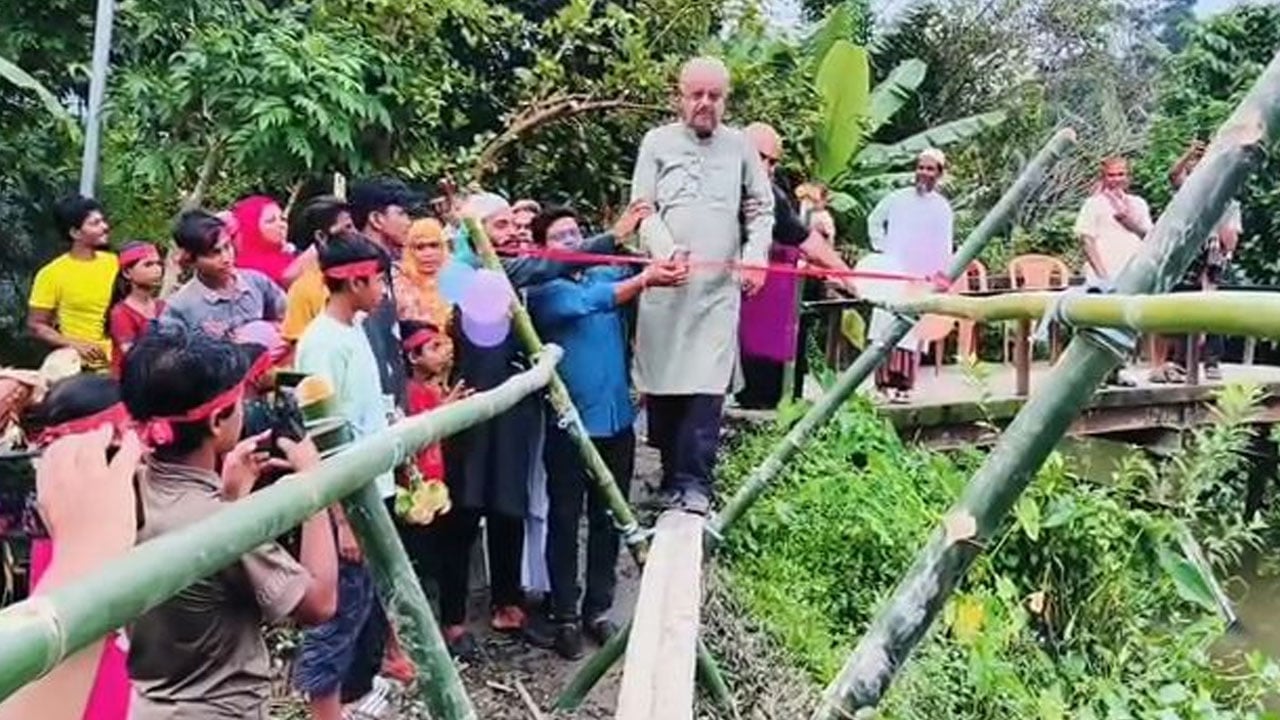 লাল ফিতা কেটে বাঁশের সাঁকো উদ্বোধন বিএনপি নেতার 