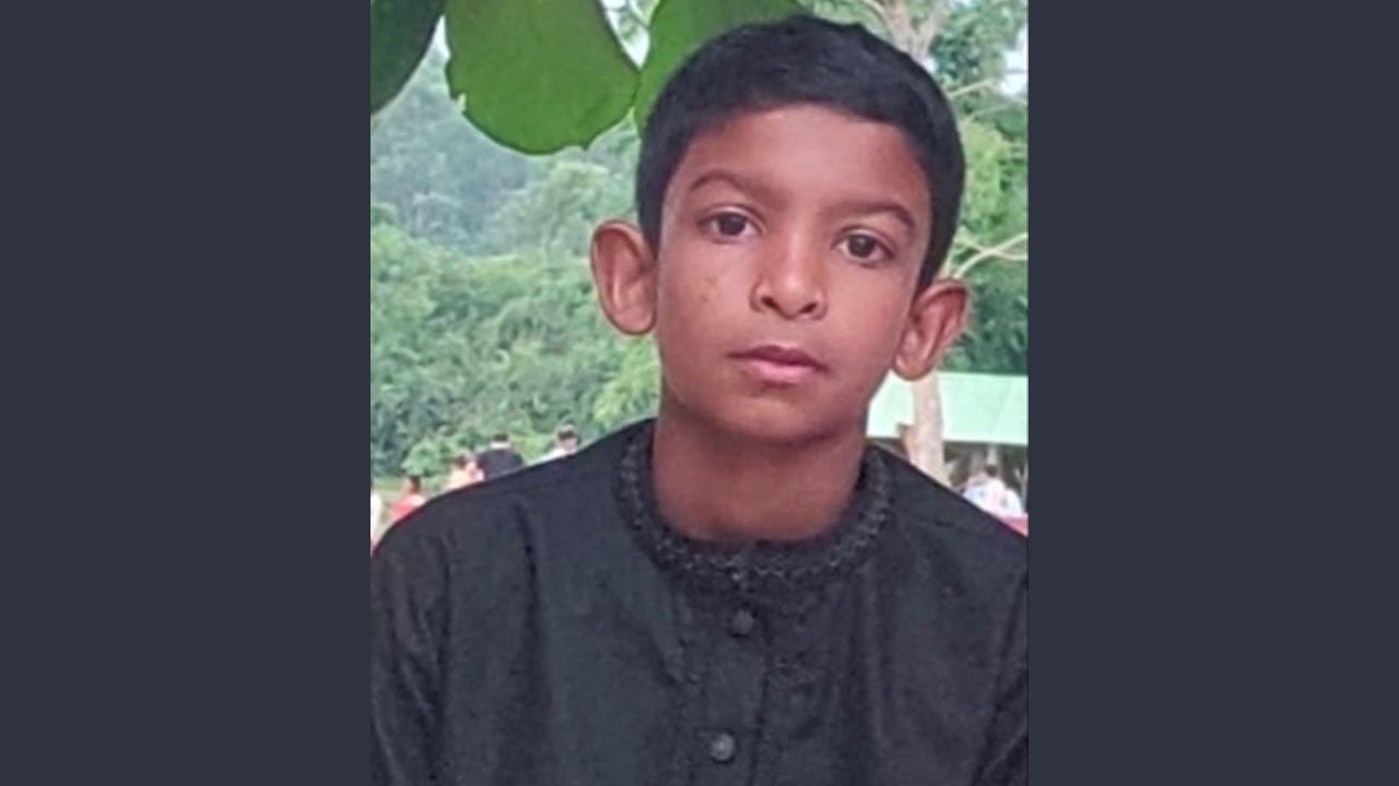 টিনের চালে বল আনতে গিয়ে বিদ্যুৎস্পৃষ্টে মাদরাসাছাত্র নিহত