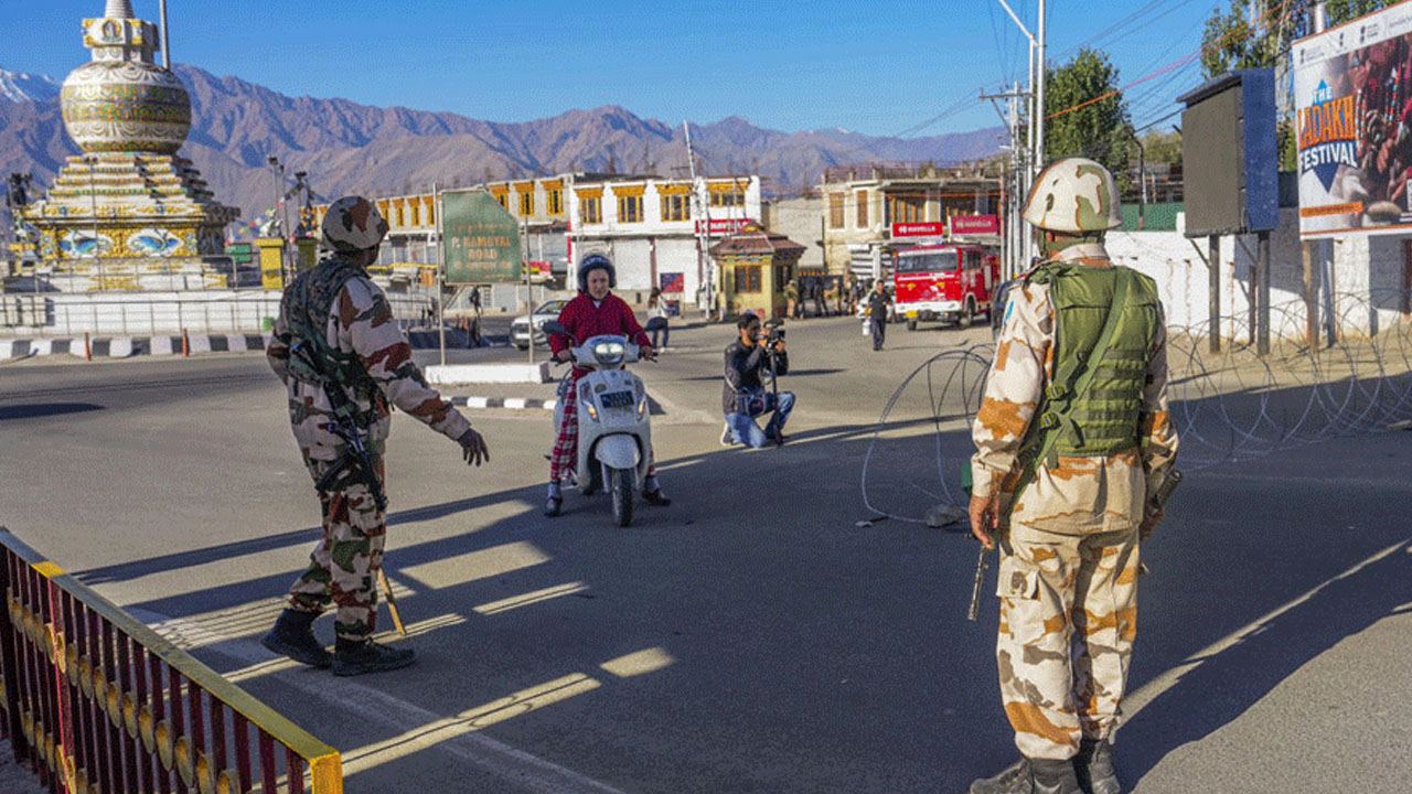 বিরোধীদের তোপের মুখে মোদি সরকার