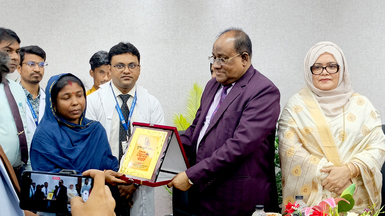 পরিচ্ছন্নতাকর্মীর রাজকীয় বিদায়