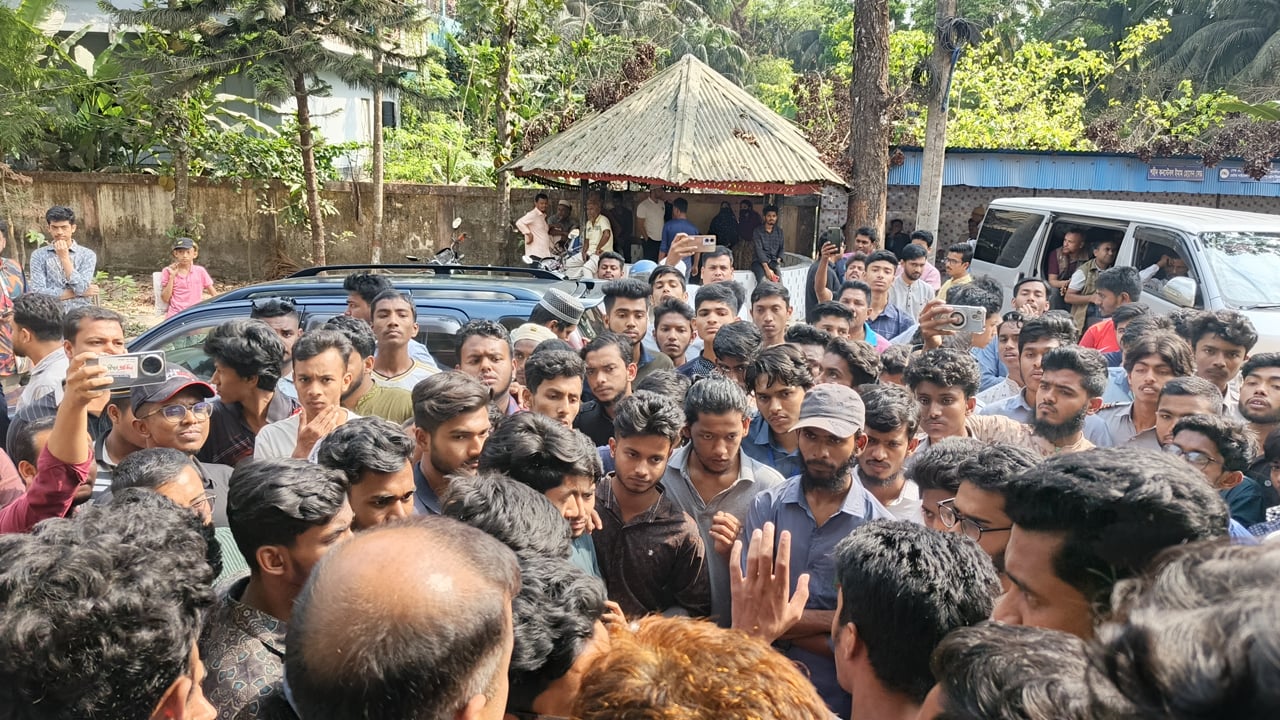 থানায় ঢুকে শিক্ষার্থীদের ওপর ছাত্রদলের হামলা