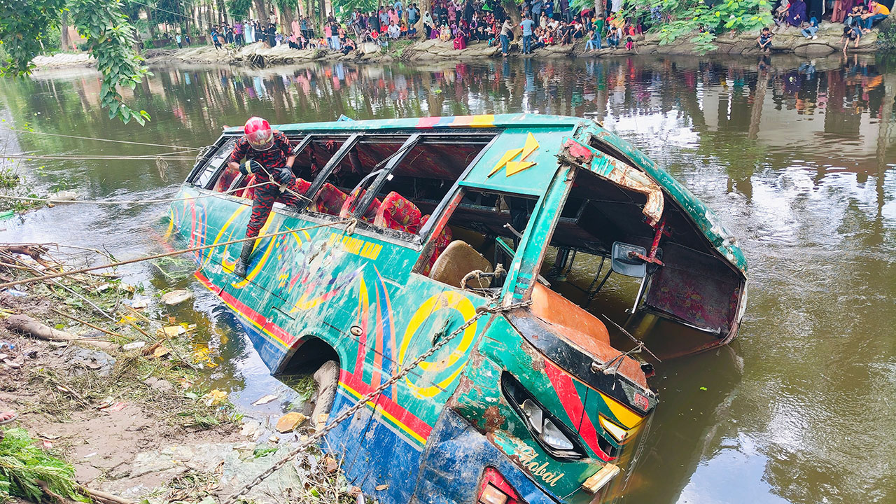 লক্ষ্মীপুরে নিয়ন্ত্রণ হারিয়ে যাত্রীবাহী বাস খালে, নিহত ২