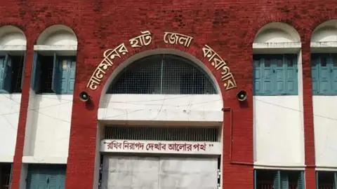 লালমনিরহাট কারাগারে তিন গুণ বেশি বন্দি