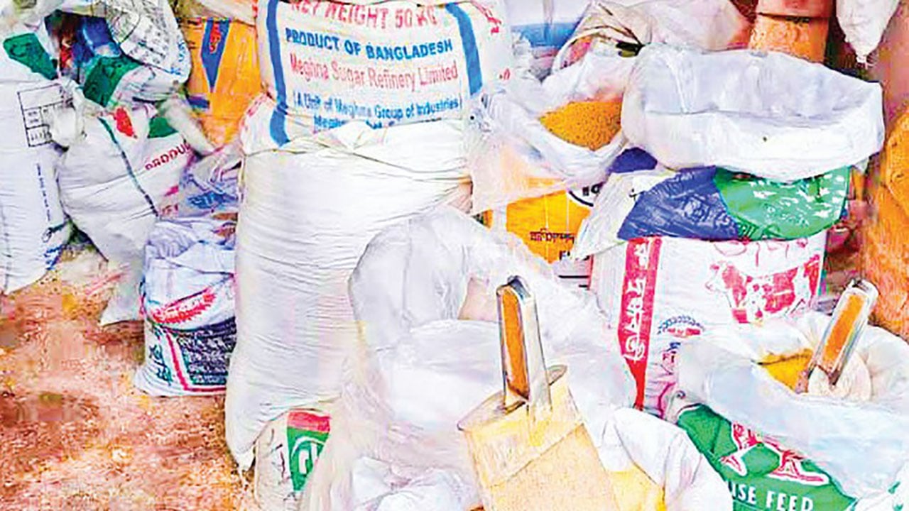 লালমনিরহাটে সিন্ডিকেটের কবলে সারের বাজার