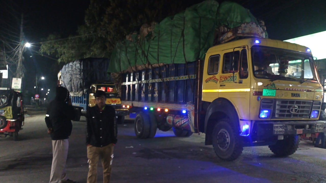 ইনকিলাব মঞ্চের উপর হামলার প্রতিবাদে লালমনিরহাটে সড়ক অবরোধ