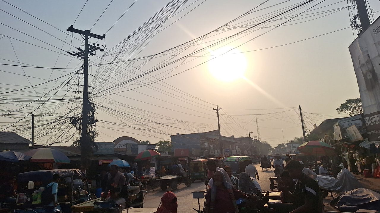 লালপুরে তাপমাত্রা ৩৮ ডিগ্রি, তাপপ্রবাহে বিপর্যস্ত জনজীবন