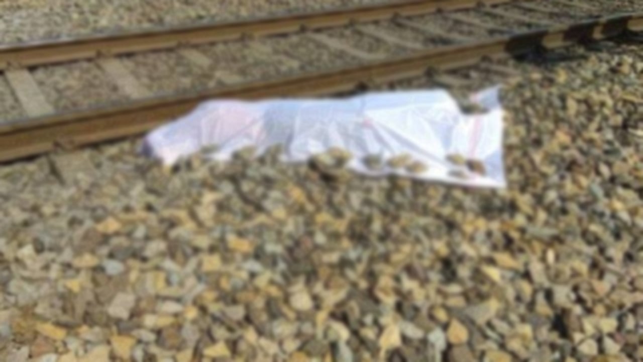 রেললাইনের পাশে পড়েছিল যুবকের লাশ