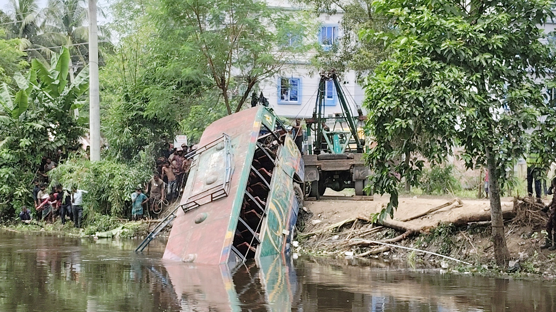 লক্ষ্মীপুরে নিয়ন্ত্রণ হারিয়ে যাত্রীবাহী বাস খালে, নিহত বেড়ে ৫
