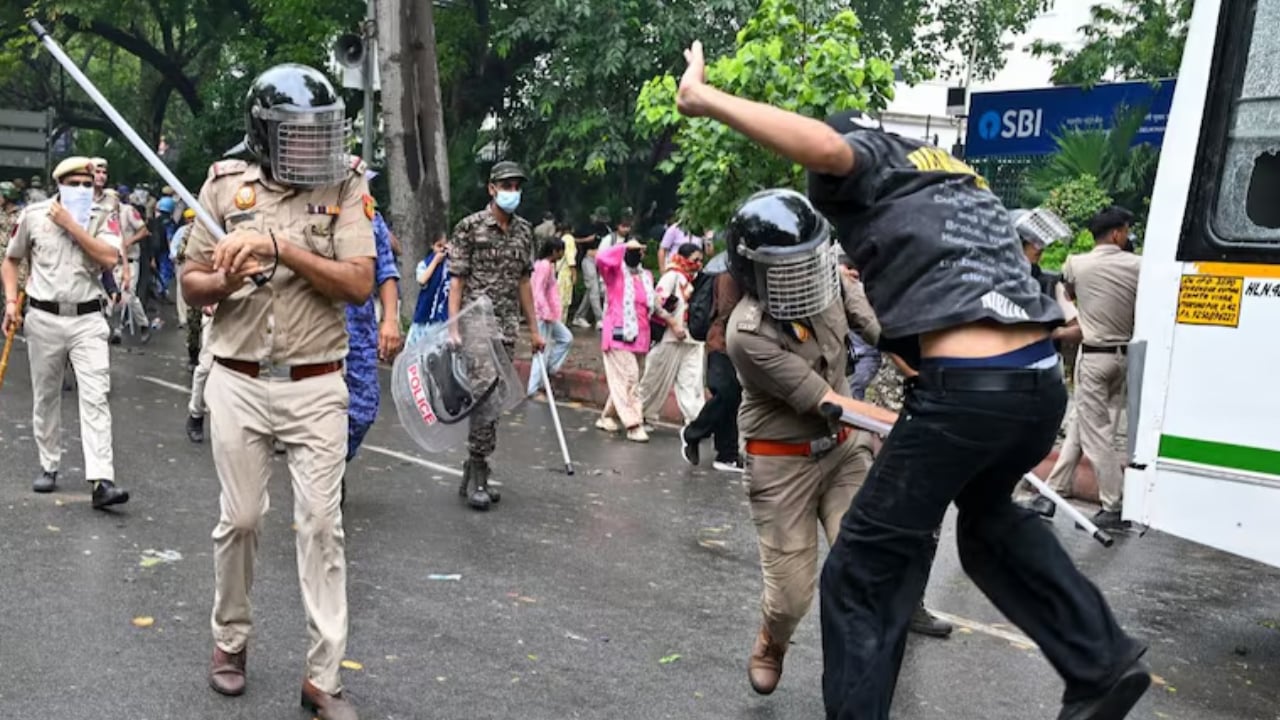 আন্দোলন হলেই লাঠিচার্জ করা যাবে না: ভারতের সুপ্রিম কোর্টে