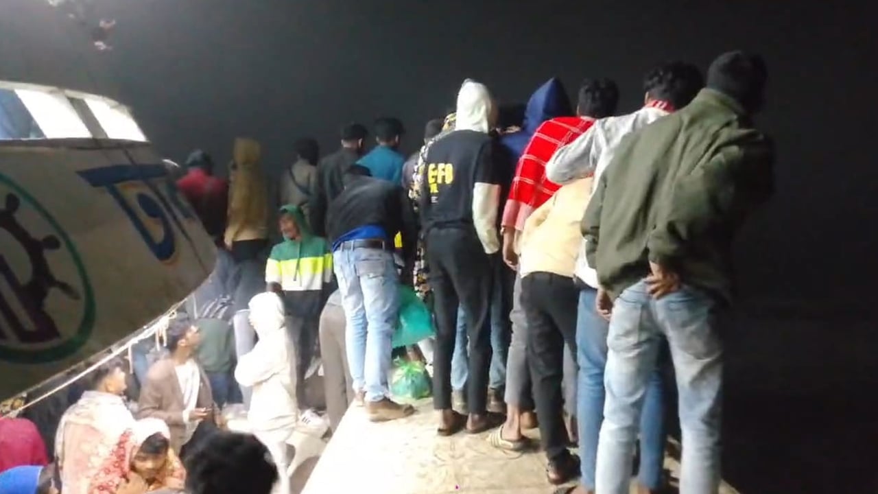 মেঘনায় লঞ্চ-বাল্কহেড সংঘর্ষ, প্রাণে বাঁচলেন সহস্রাধিক যাত্রী