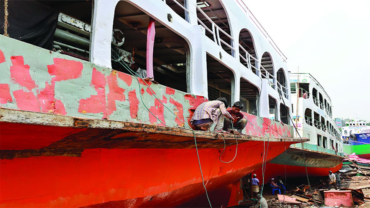 ঈদযাত্রা সামনে রেখে নতুন রঙে নামানো হচ্ছে পুরোনো লক্কড়ঝক্কড় লঞ্চ