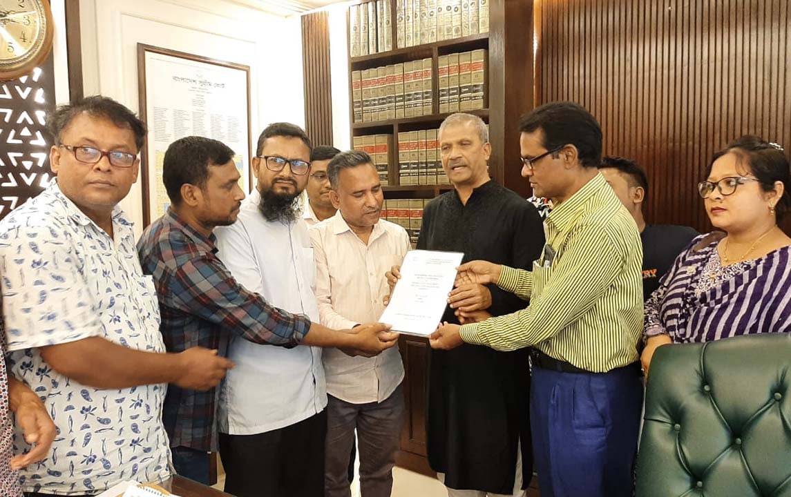 চাকরি অধ্যাদেশ বাতিল চেয়ে ২ উপদেষ্টাকে কর্মচারীদের স্মারকলিপি