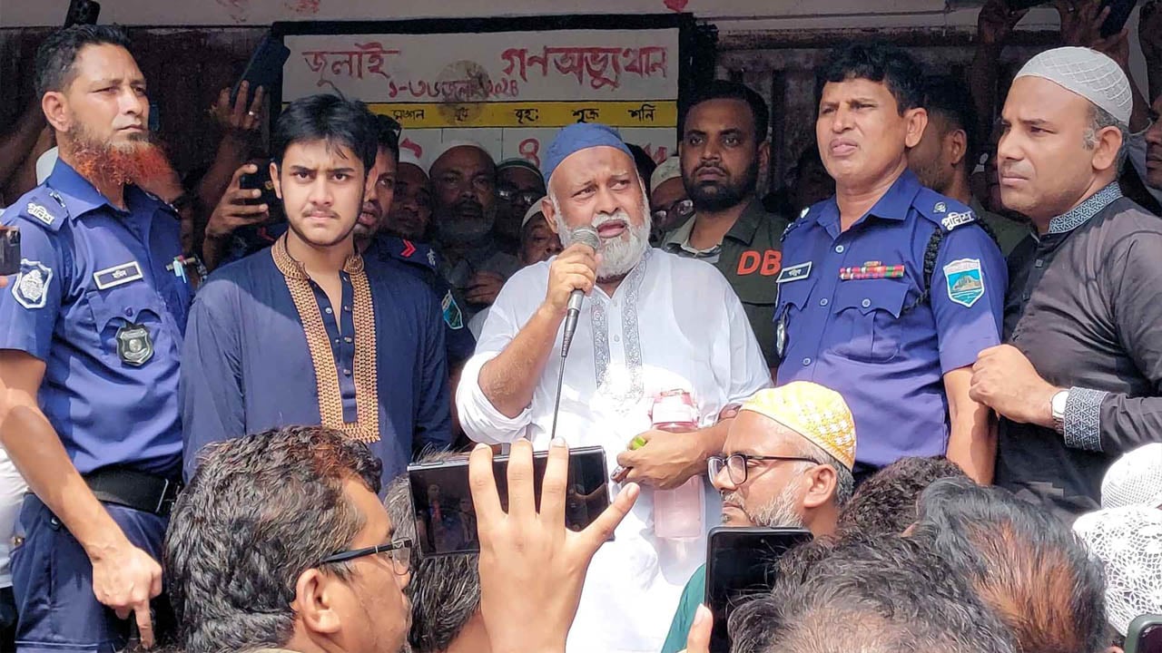 প্যারোলে মুক্তি পেয়ে মায়ের জানাজায় আ.লীগ নেতা
