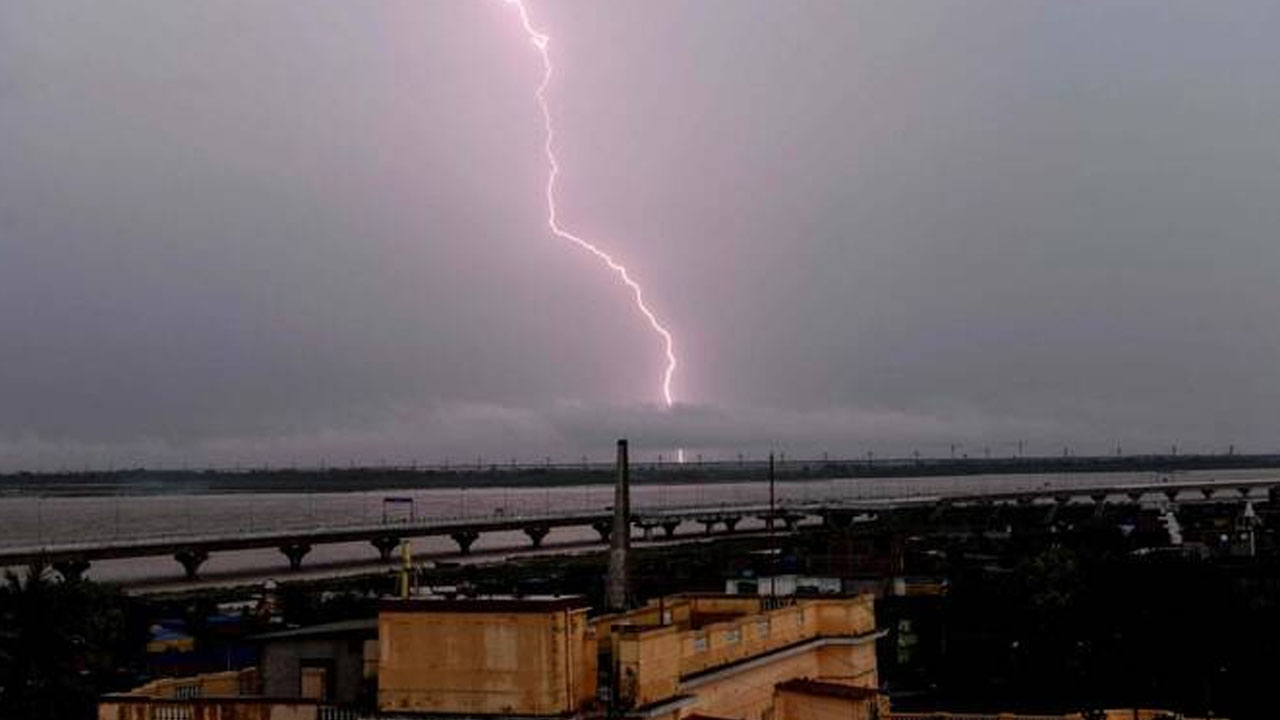 ভারতের বিহারে বজ্রপাতে ৩৩ জনের মৃত্যু