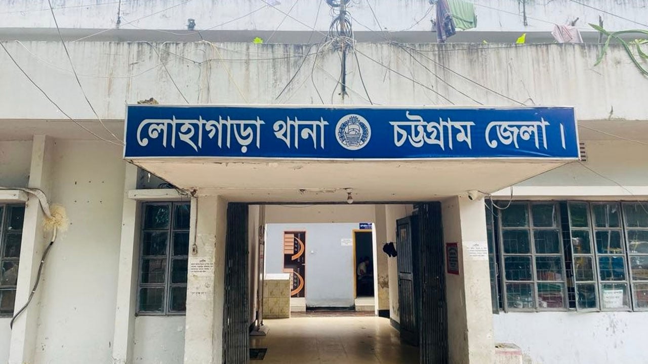 চট্টগ্রামের লোহাগাড়ায় মাইক্রোবাস খাদে পড়ে নিহত ৩