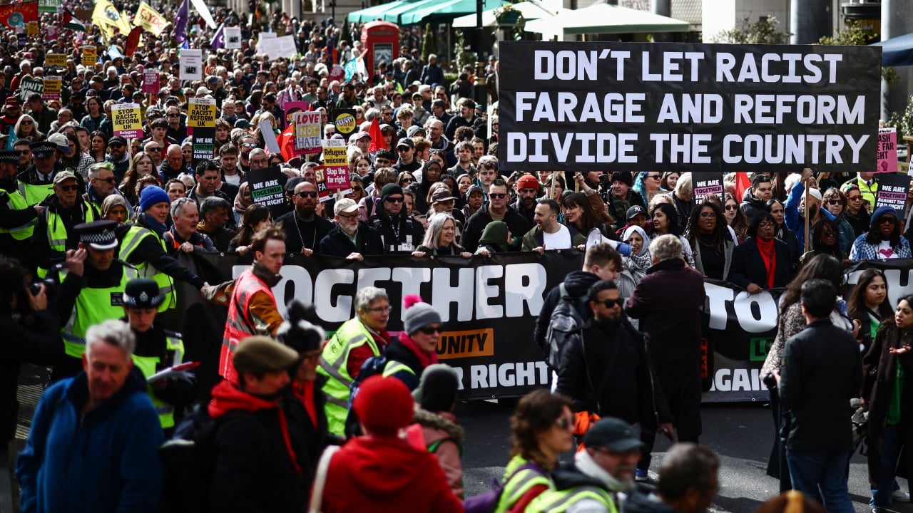 লন্ডনে মুসলিমবিদ্বেষীদের বিরুদ্ধে লাখো মানুষের বিক্ষোভ