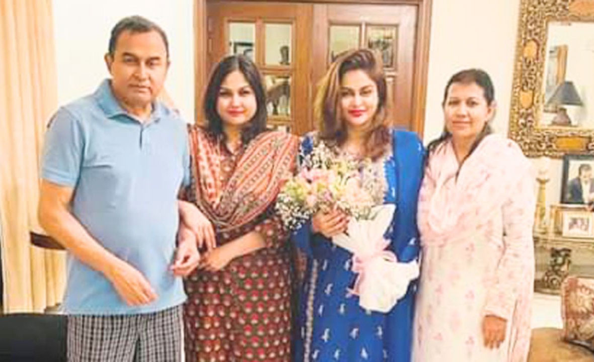 পরিবারসহ লোটাস কামালের দেশত্যাগে নিষেধাজ্ঞা