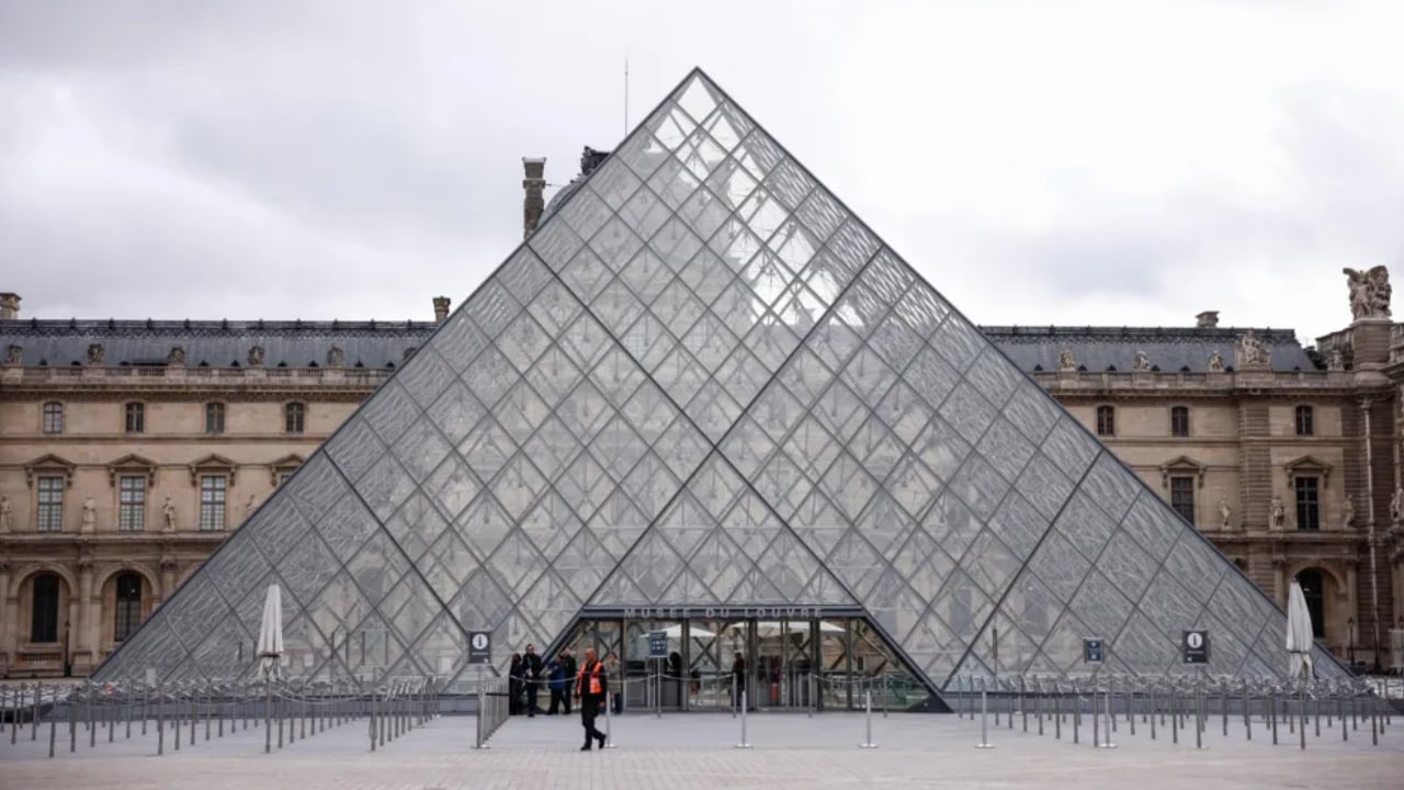 ল্যুভর জাদুঘরে পানি পড়ে নষ্ট কয়েকশ মিশরীয় শিল্পকর্ম