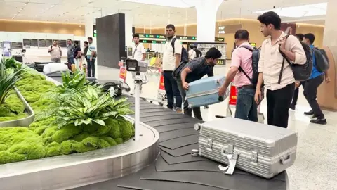 বিমানবন্দরে লাগেজ চুরি ঠেকাতে লাইভ সিসিটিভি চেয়ে লিগ্যাল নোটিস