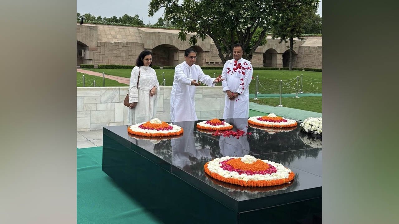 মহাত্মা গান্ধীর প্রতি রিয়াজ হামিদুল্লাহর শ্রদ্ধা নিবেদন