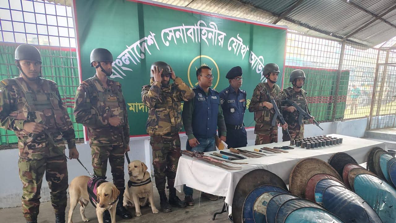যৌথ বাহিনীর অভিযানে বিপুল ককটেলসহ দেশীয় অস্ত্র উদ্ধার