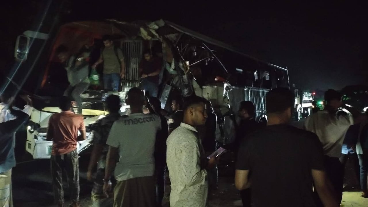 ঢাকা-ভাঙ্গা এক্সপ্রেসওয়েতে বাস-ট্রাক সংঘর্ষে আহত ১০