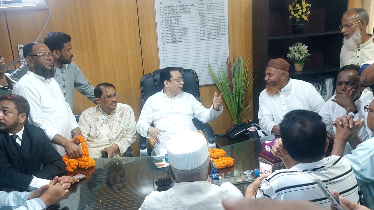 মাদারীপুর জেলা পরিষদের দায়িত্ব গ্রহণ করলেন খোন্দকার মাশুক