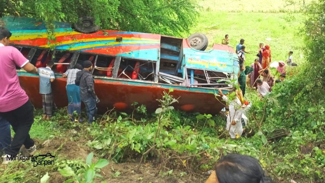 মানিকগঞ্জে বাস খাদে পড়ে আহত ৫০