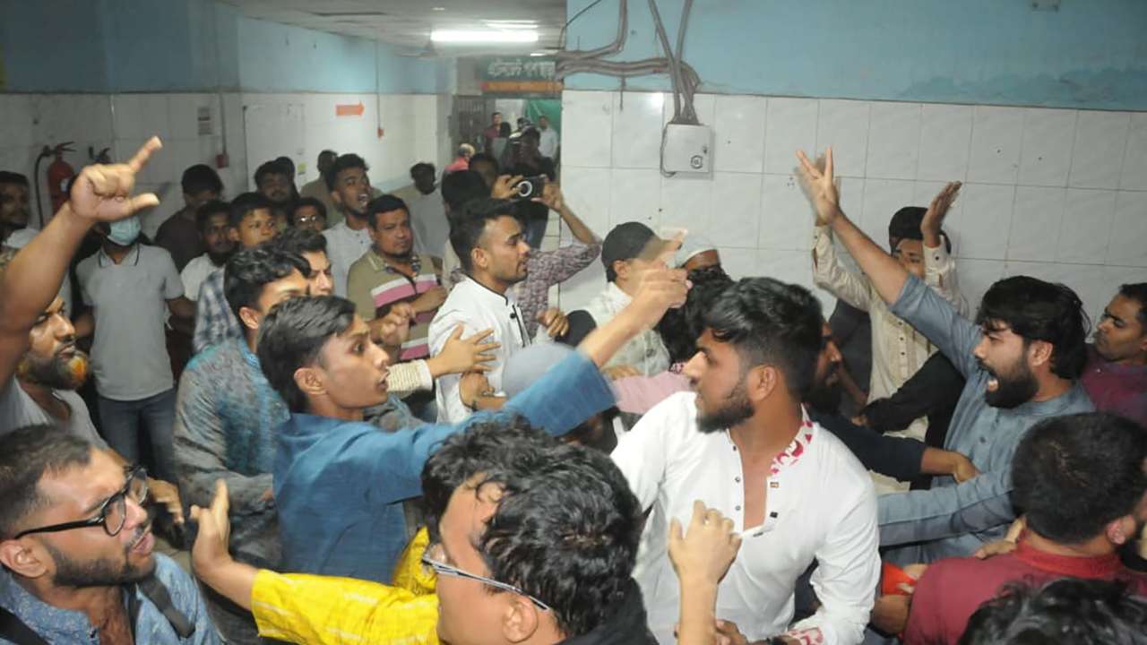 ঢামেক হাসপাতালে বিএনপি নেতা মির্জা আব্বাসের বিরুদ্ধে স্লোগান দেন হাদির সমর্থকরা। ছবি : সংগৃহীত