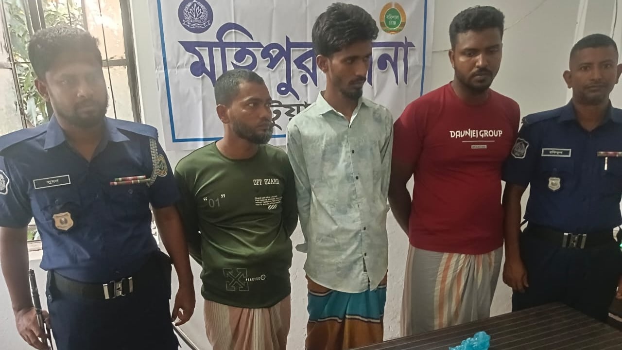 মহিপুরে ইয়াবাসহ ৩ মাদক কারবারি আটক