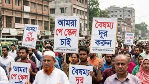 পে-স্কেল বাস্তবায়নের দাবিতে এমপিওভুক্ত শিক্ষকদের লাগাতার কর্মসূচির ঘোষণা