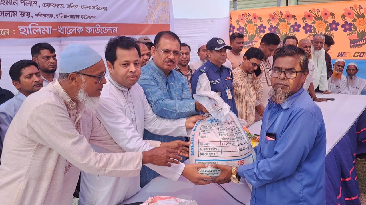 ‘কেউ না খেয়ে ঘুমাবে না’—নড়িয়ায় ঈদ উপহার বিতরণে এমপি কিরণ