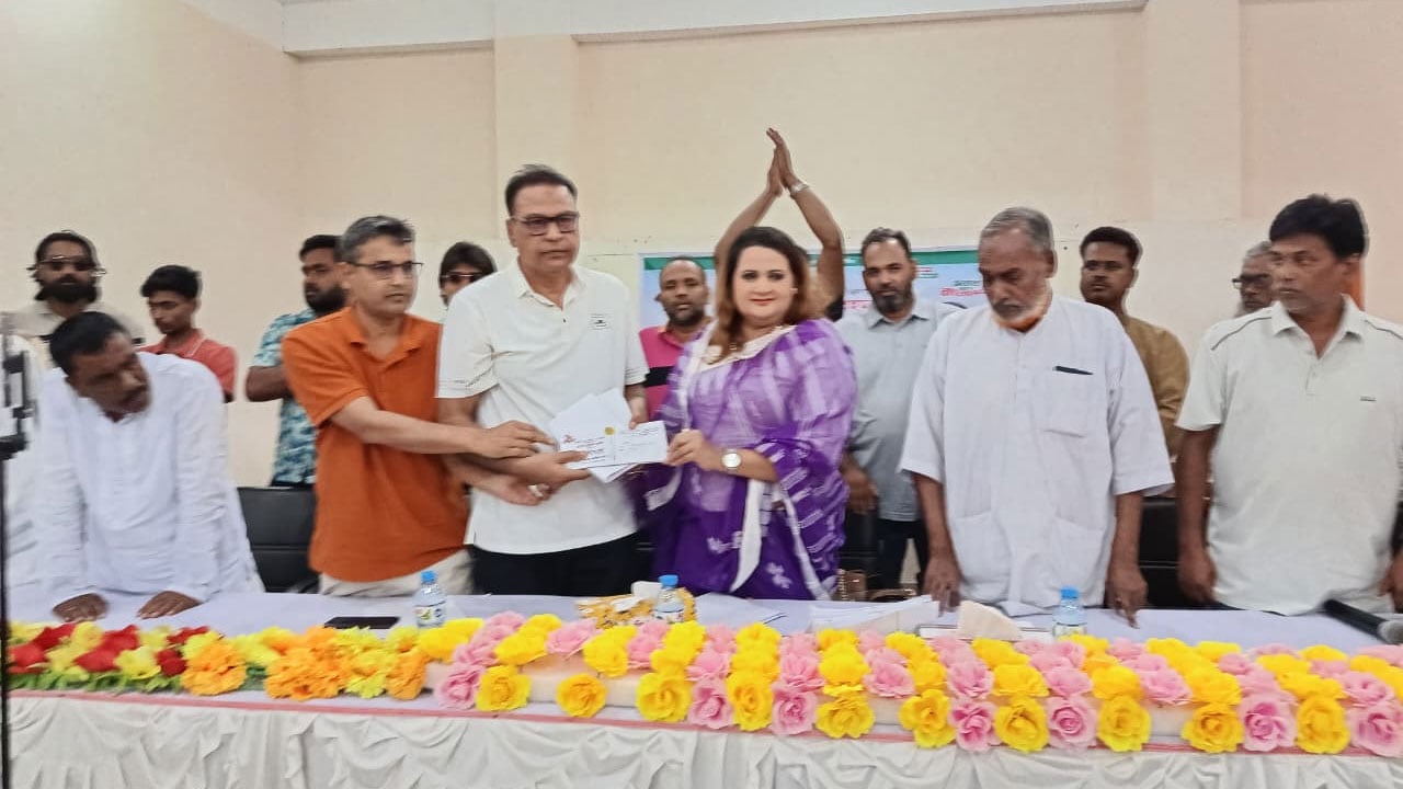 প্রধানমন্ত্রীর দেয়া ঈদ সালামির ১০০ টাকা স্মৃতি হিসেবে রেখে দেব: এমপি রুমা