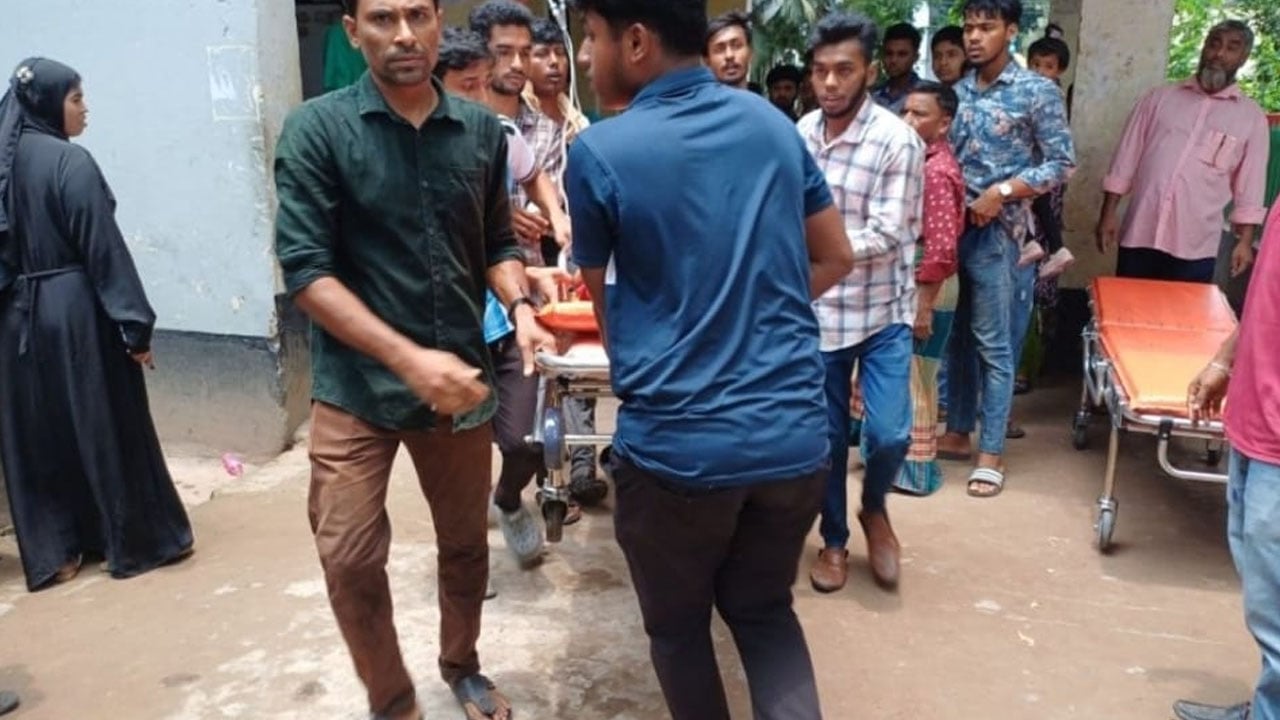 লক্ষ্মীপুরে তিন মেয়েসহ মাকে কুপিয়ে হত্যা, গণপিটুনিতে ঘাতকের মৃত্যু