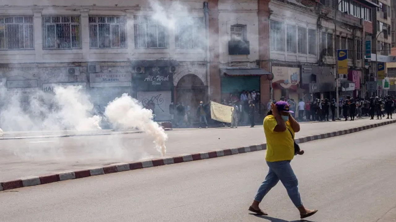 বিক্ষোভে উত্তাল মাদাগাস্কার, কারফিউ জারি