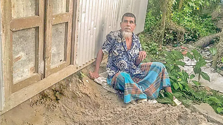 ভিক্ষুকের ঘরে সিঁধ কেটে চুরি