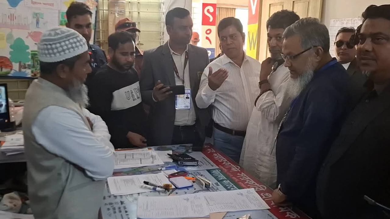 ভোটকেন্দ্রে রেজাল্ট সিটে আগাম স্বাক্ষর, প্রিজাইডিং অফিসারের বিরুদ্ধে ব্যবস্থা