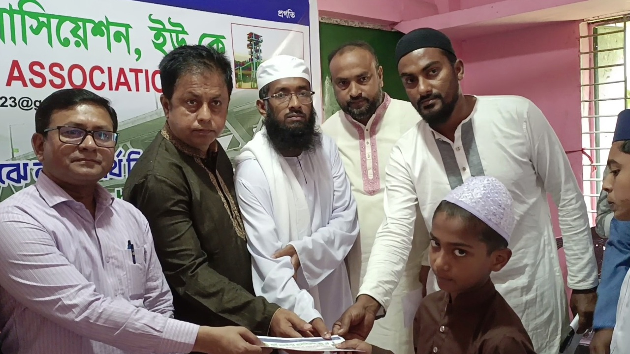 এতিম শিক্ষার্থীদের পাশে স্মার্ট মাদারীপুর অ্যাসোসিয়েশন