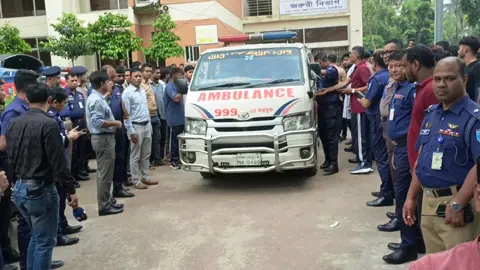 আসামি বহনকারী পুলিশের পিকআপ উল্টে কনস্টেবল নিহত