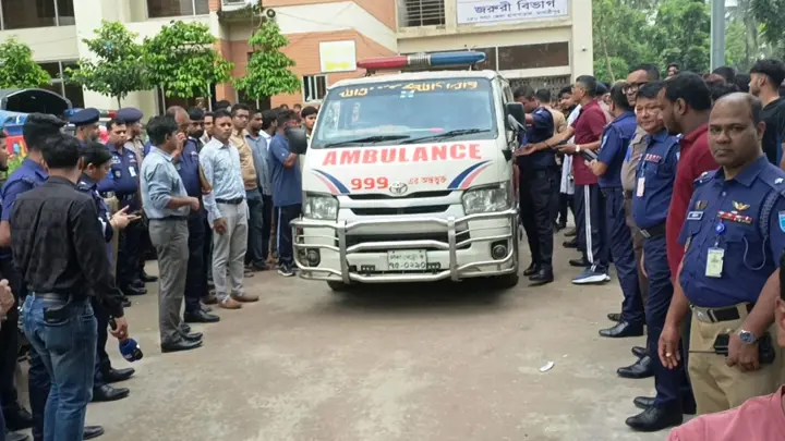 আসামি বহনকারী পুলিশের পিকআপ উল্টে কনস্টেবল নিহত