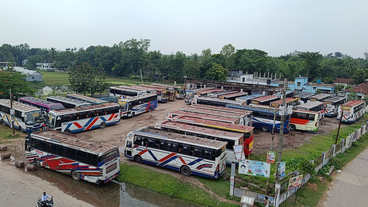 মাদারগঞ্জে ২১ ঘণ্টা বন্ধ ঢাকাগামী বাস চলাচল, ভোগান্তিতে যাত্রীরা