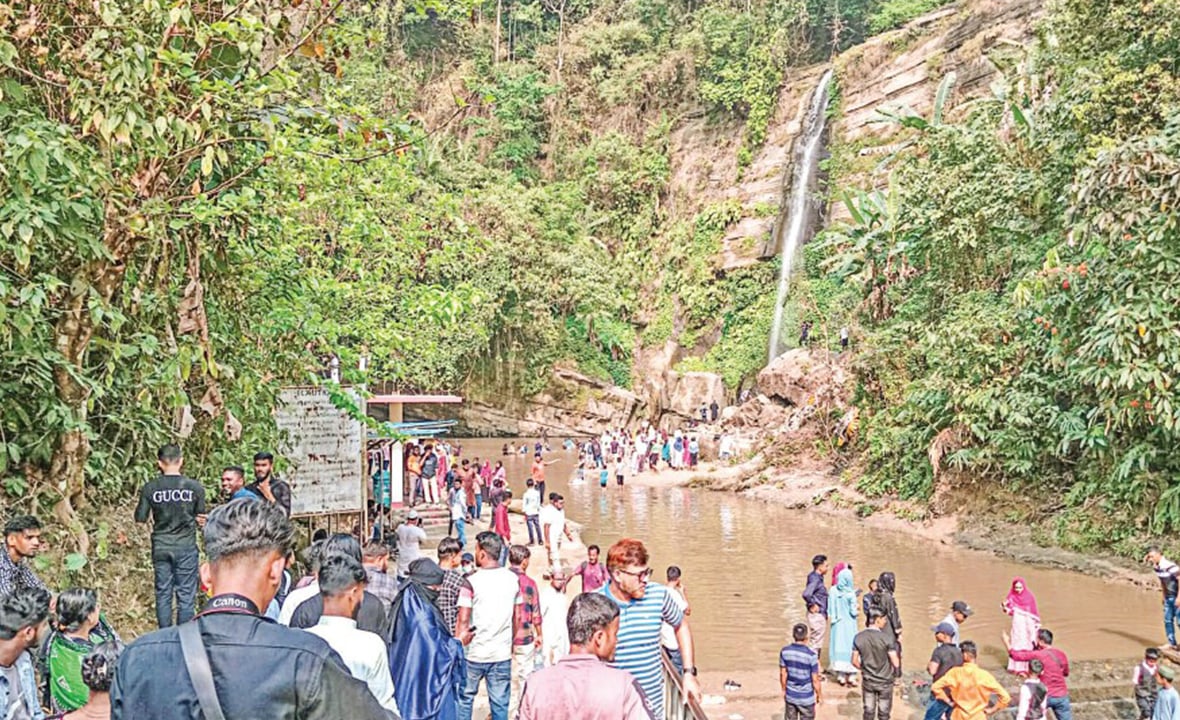 মাধবকুণ্ড জলপ্রপাতে পর্যটকের ঢল