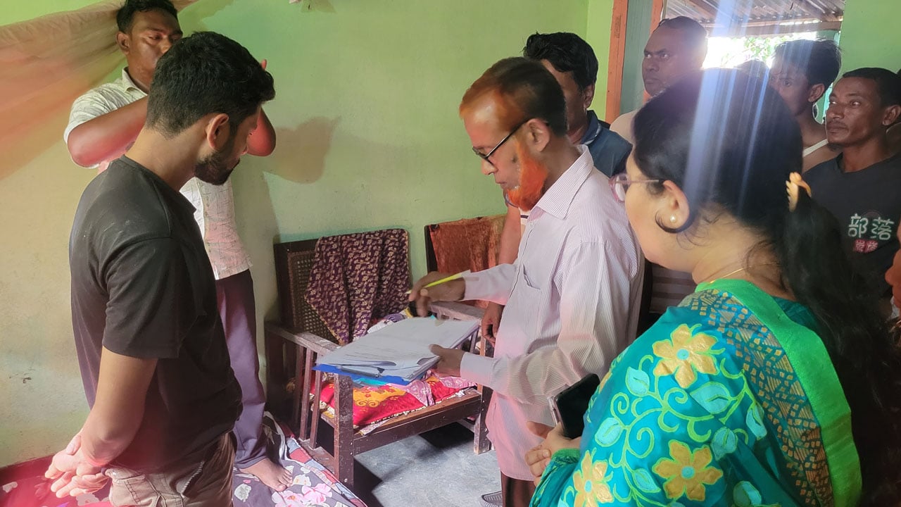 নীলফামারীতে মাদকাসক্ত ছেলেকে পুলিশে দিলেন বাবা