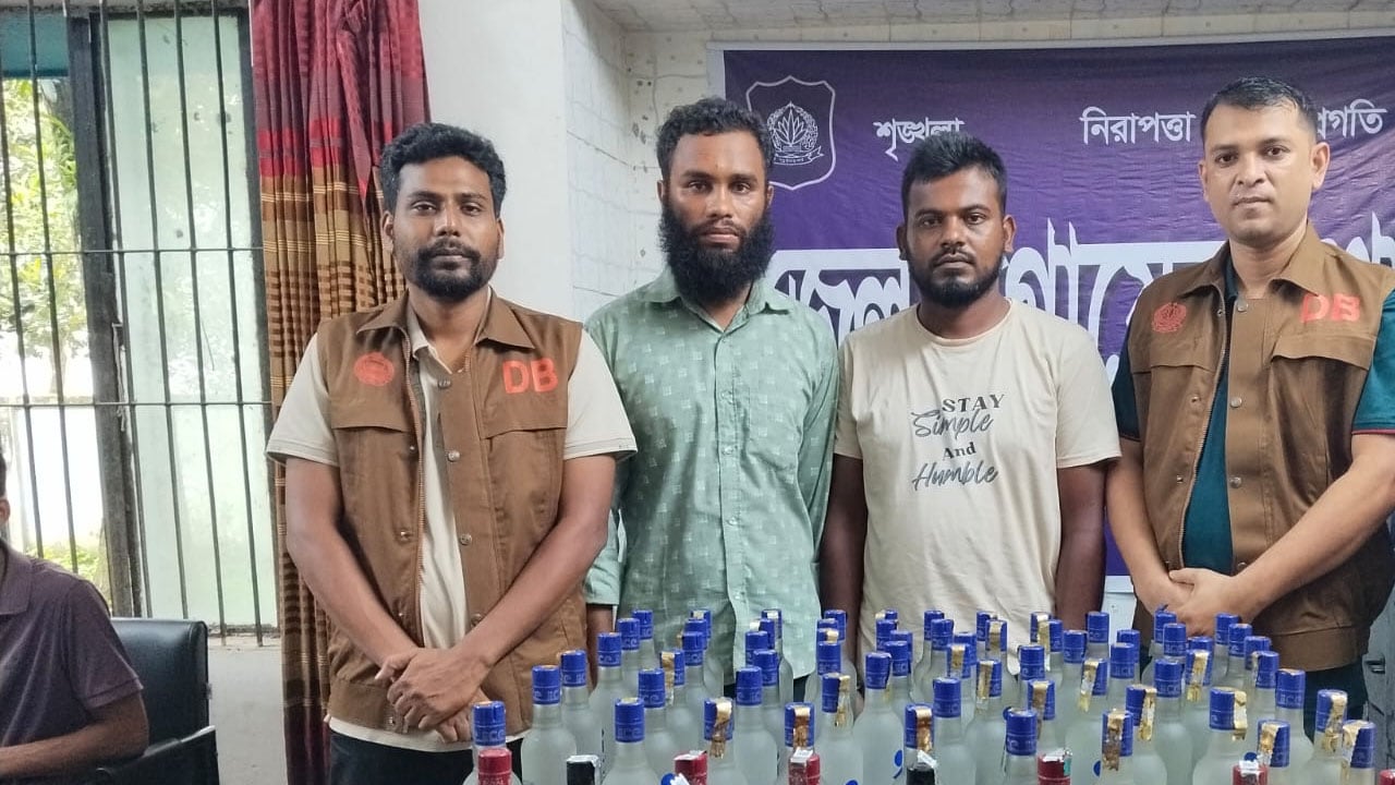 বকশীগঞ্জে ডিবির অভিযানে ভারতীয় মদসহ আটক ২