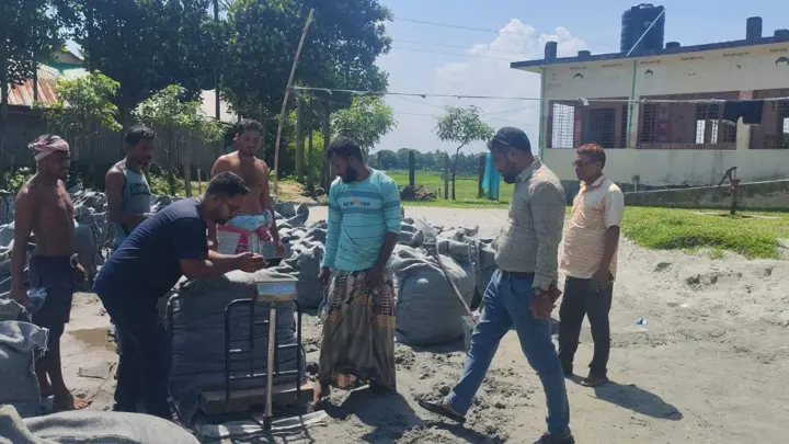 মদনে বাগজান প্রাথমিক বিদ্যালয় রক্ষায় নদীর প্রতিরক্ষা কাজ নিয়ে অপপ্রচারের প্রতিবাদ এলাকাবাসীর