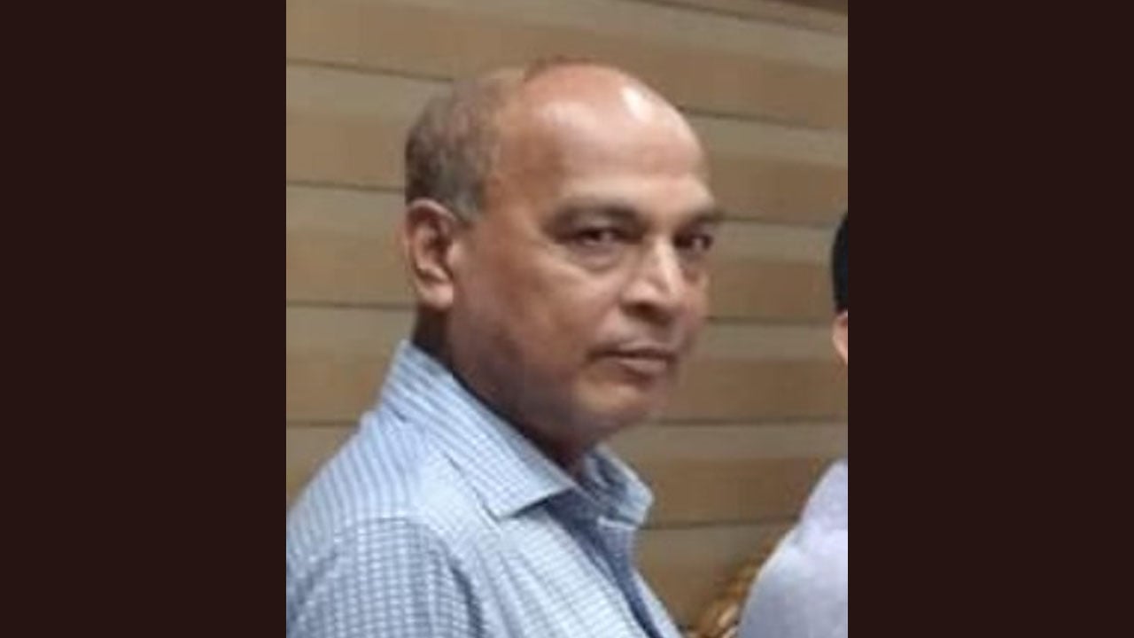 ম্যাজিস্ট্রেট সেজে ব্যবসায়ীর কাছে চাঁদা আদায় দপ্তরির
