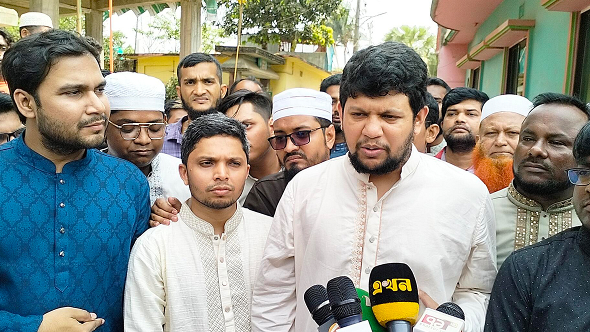 দেশকে অস্থিতিশীল করার চেষ্টা হলে সরকার হার্ডলাইনে যাবে: তথ্য উপদেষ্টা